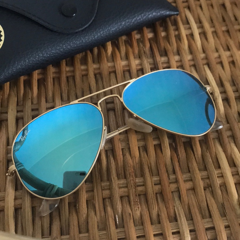Blue mirrored Ray Ban aviators